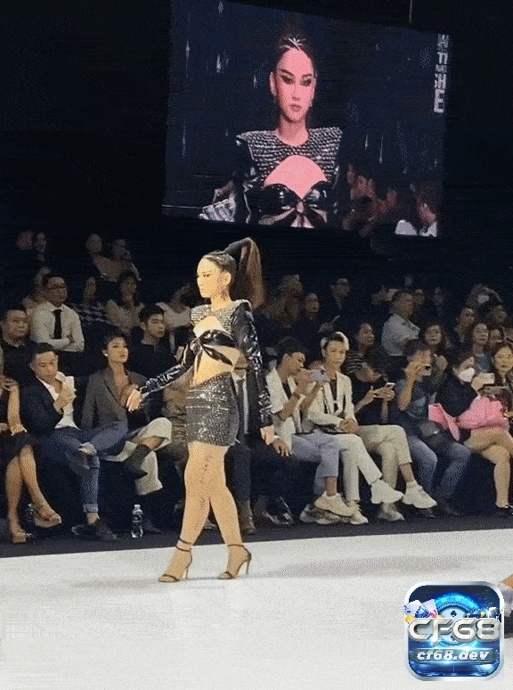 Lê Bống khi biểu diễn Catwalk nhận nhiều ý kiến phản đối từ người xem